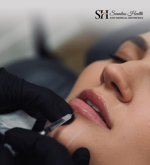Injector treating a patient's lip area with a fine needle