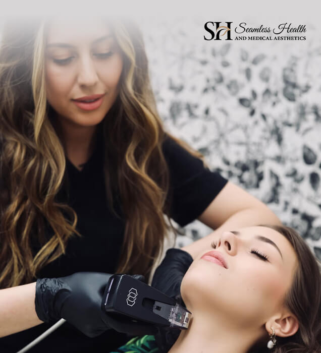 Injector treating a patient's jawline at Seamless Health